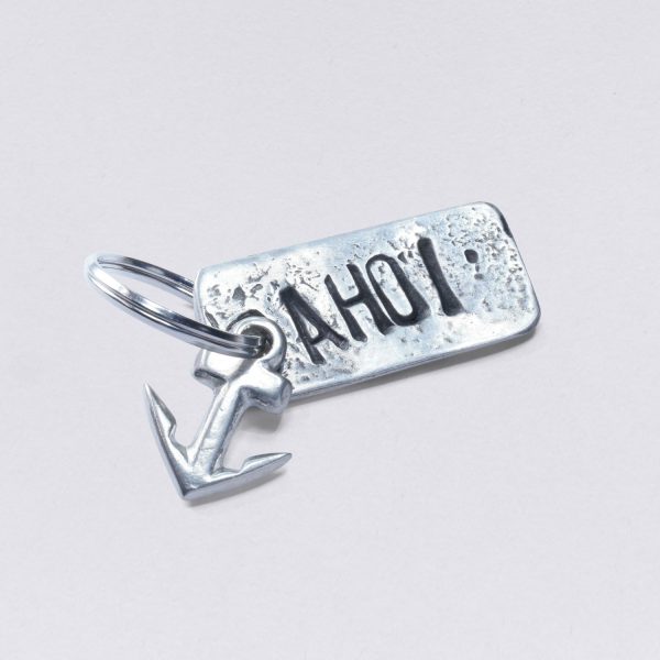 Schlüsselanhänger mit Prägung Ahoi mit kleinem Anker, Maße: ca. 2 x 4,5 cm, von Neptunsgeschmeide. Individualisierbar mit Wunschprägung.