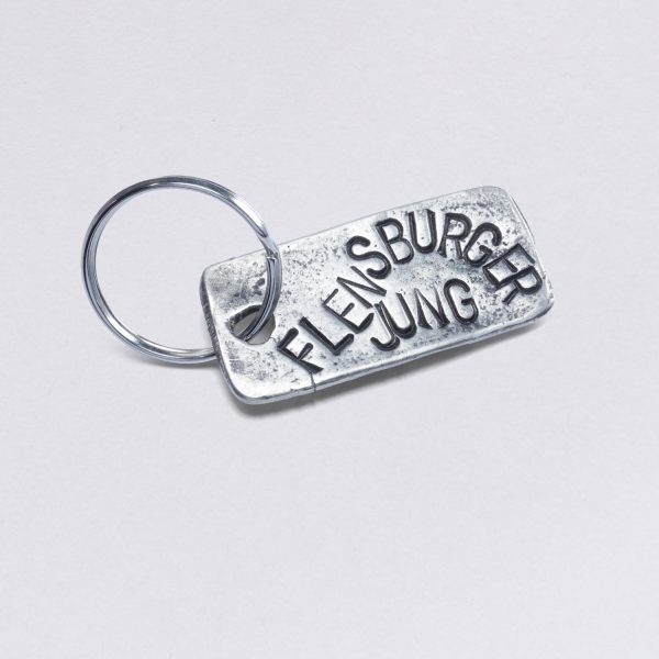 Key ring with Flensburger Jung embossing, dimensions: approx. 2 x 4,5 cm, from NeptunsSchmeide. Customizable with desired embossing.