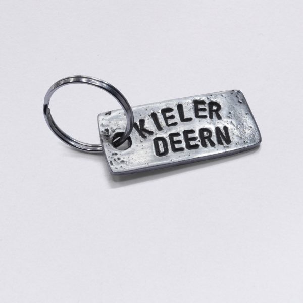 Schlüsselanhänger mit Prägung Kieler Deern, Maße: ca. 2 x 4,5 cm, von Neptunsgeschmeide. Individualisierbar mit Wunschprägung.