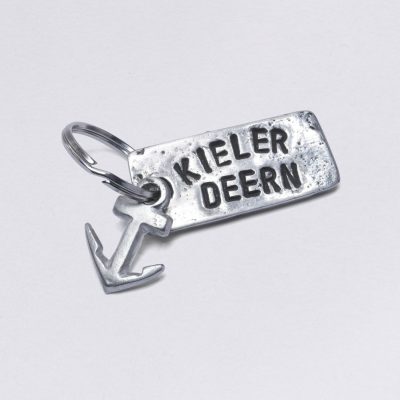 Schlüsselanhänger mit Prägung Kieler Deern mit kleinem Anker, Maße: ca. 2 x 4,5 cm, von Neptunsgeschmeide. Individualisierbar mit Wunschprägung.