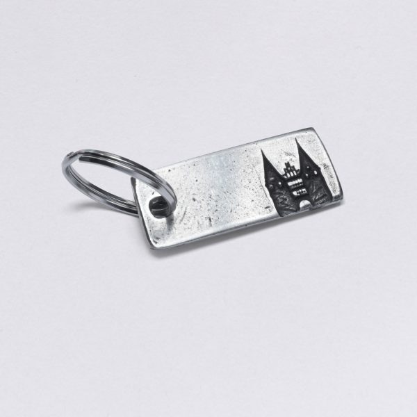 Schlüsselanhänger mit Prägung Lübecker Holstentor, Maße: ca. 2 x 4,5 cm, von Neptunsgeschmeide. Individualisierbar mit Wunschprägung.
