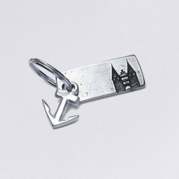 Schlüsselanhänger mit Prägung Lübecker Holstentor mit kleinem Anhänger aus Zinn, Maße: ca. 2 x 4,5 cm, von Neptunsgeschmeide. Individualisierbar mit Wunschprägung.