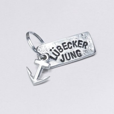 Schlüsselanhänger mit Prägung Lübecker Jung mit kleinem Anker, Maße: ca. 2 x 4,5 cm, von Neptunsgeschmeide. Individualisierbar mit Wunschprägung.
