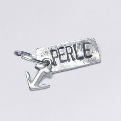 Schlüsselanhänger mit Prägung Perle, Maße: ca. 2 x 4,5 cm, von Neptunsgeschmeide. Individualisierbar mit Wunschprägung.