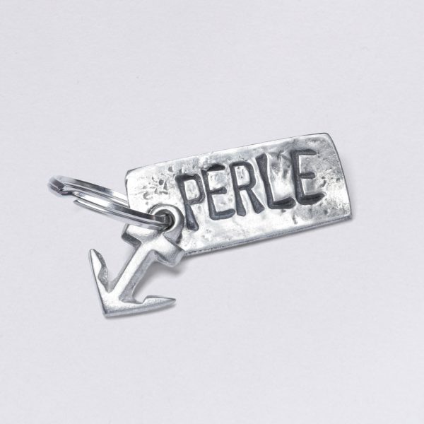 Key ring with pearl embossing, dimensions: approx. 2 x 4,5 cm, from Neptune jewelry. Customizable with desired embossing.