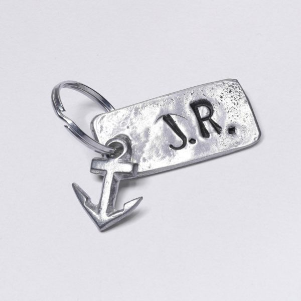 Key ring with individual initials and a small anchor, pewter with inclusions, dimensions: approx. 2 x 4,5 cm, from Neptune jewelry. Customizable with desired embossing.