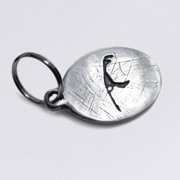 Schlüsselanhänger mit Prägung Insel Sylt (Symbol) in oval, Zinn mit Einschlüssen, Maße: ca. 2 x 4,5 cm, von Neptunsgeschmeide. Individualisierbar mit Wunschprägung.