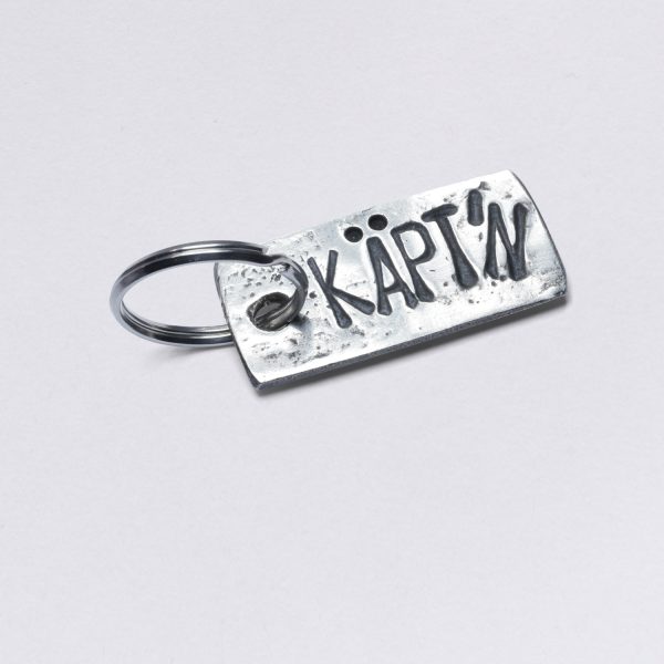 Key ring with embossing Captain for captain, pewter with inclusions, dimensions: approx. 2 x 4,5 cm, from Neptune jewelry. Customizable with desired embossing.