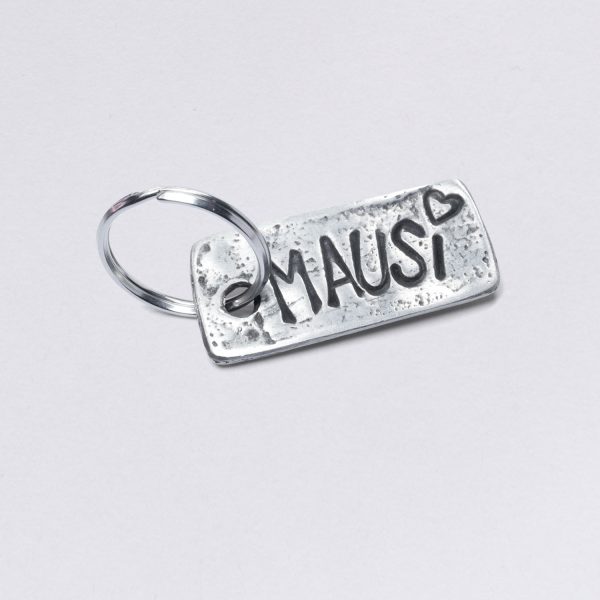 Schlüsselanhänger mit Prägung Mausi, Zinn mit Einschlüssen, Maße: ca. 2 x 4,5 cm, von Neptunsgeschmeide. Individualisierbar mit Wunschprägung.