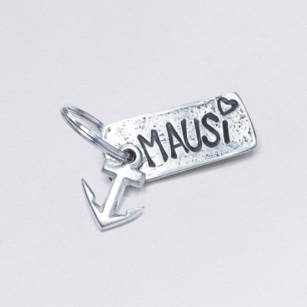 Key ring with Mausi embossing, with a small anchor, pewter with inclusions, dimensions: approx. 2 x 4,5 cm, from Neptune jewelry. Customizable with desired embossing.