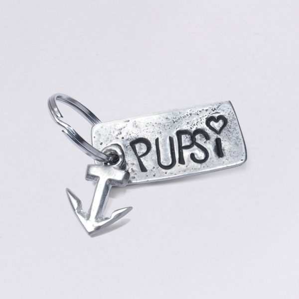 Key ring with Pupsi embossing, with a small anchor, pewter with inclusions, dimensions: approx. 2 x 4,5 cm, from Neptune jewelry. Customizable with desired embossing.