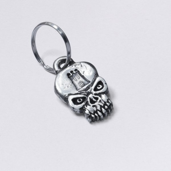 Key ring skull with Hammaburg (symbol), pewter, dimensions: approx. 2 x 4,5 cm, from Neptunsschmeide. Customizable with desired embossing.