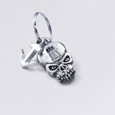 Schlüsselanhänger Totenkopf mit Hammaburg (Symbol) mit kleinem Anker, Zinn, Maße: ca. 2 x 4,5 cm, von Neptunsgeschmeide. Individualisierbar mit Wunschprägung.