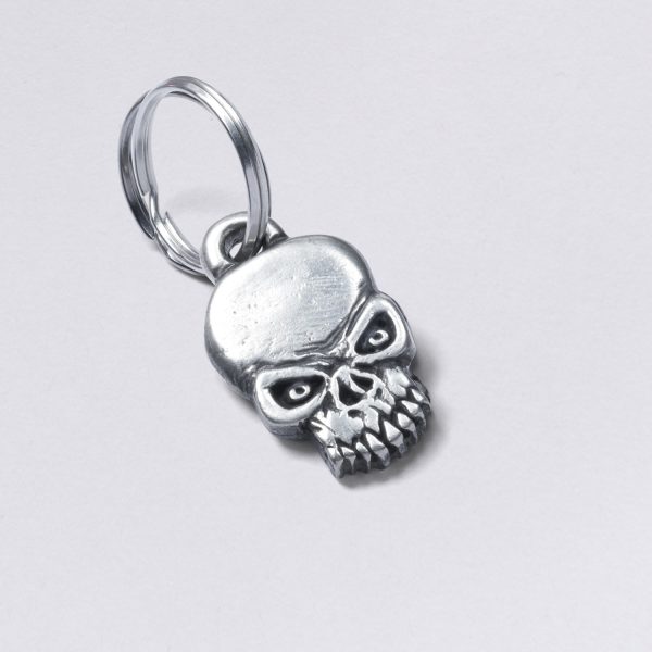 Key ring skull (symbol), pewter, dimensions: approx. 2 x 4,5 cm, from Neptune's jewelry. Customizable with desired embossing.