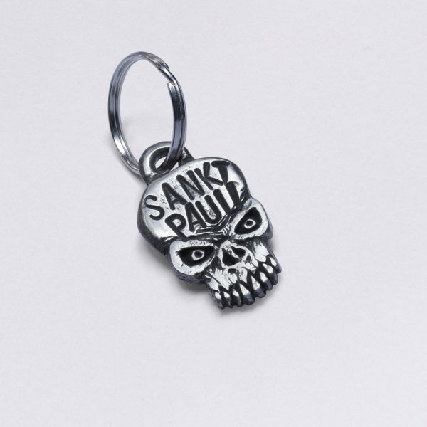 Key ring skull Sankt Pauli, pewter, dimensions: approx. 2 x 4,5 cm, from Neptune jewelry. Customizable with desired embossing.