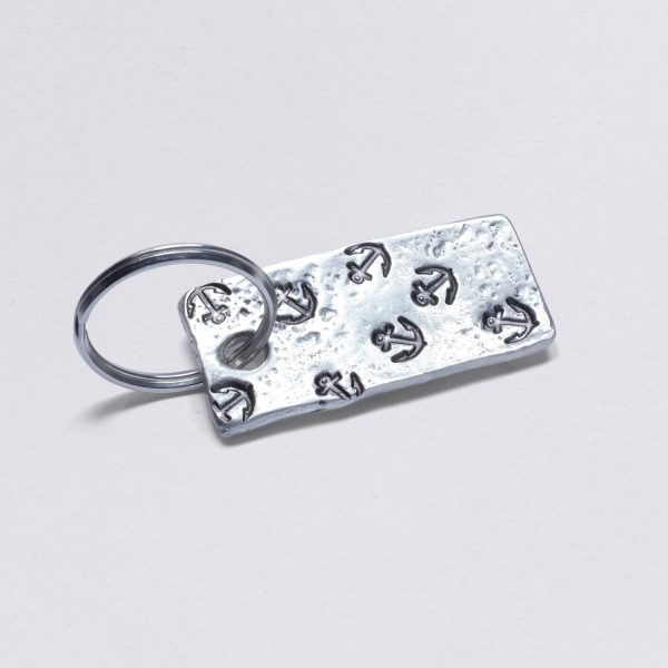 Keyring Many Anchors, pewter, dimensions: approx. 2 x 4,5 cm, from Neptune Jewels. Customizable with desired embossing.