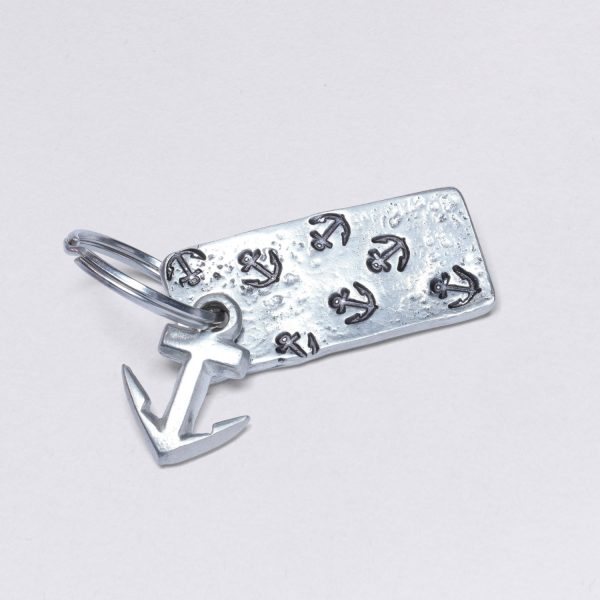 Porte-clés Lot d'ancres avec une petite ancre en pendentif, étain, dimensions : environ 2 x 4,5 cm, de la bijouterie Neptune. Personnalisable avec le gaufrage souhaité.