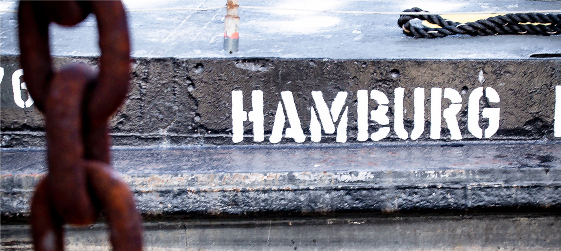 Neptunsgeschmeide Kategorie Hamburg Hero Bild. Hafenkante mit Aufschrift Hamburg.