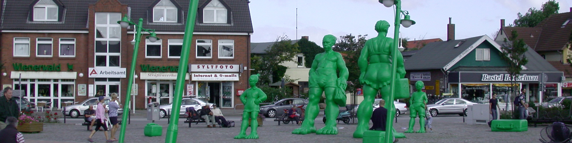 Reisende Riesen im Wind Skulpturen auf dem Westerländer Bahnhofsvorplatz. Hero Bild.