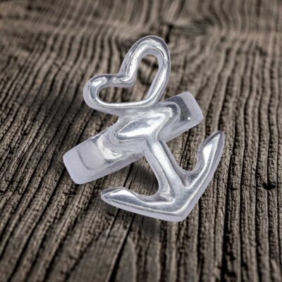Motivring Herz Anker freistehend, Zinn oder Silber, Handarbeit von Neptunsgeschmeide mit optionaler Innengravur. Detailbild liegend schräg von vorn.