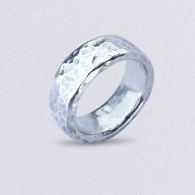 Bandring Wave, mit Wunschprägung gehämmert, Hauptansicht. Zinn oder Silber. Von Hand gehämmerte Struktur, jeder Ring ist ein Unikat. Von Neptunsgeschmeide. Hauptansicht.