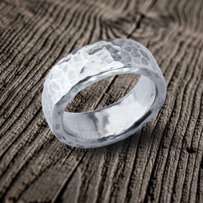 Bandring Wave, mit Wunschprägung gehämmert, Hauptansicht. 925er-Silber. Von Hand gehämmerte Struktur, jeder Ring ist ein Unikat. Von Neptunsgeschmeide. Hauptansicht.