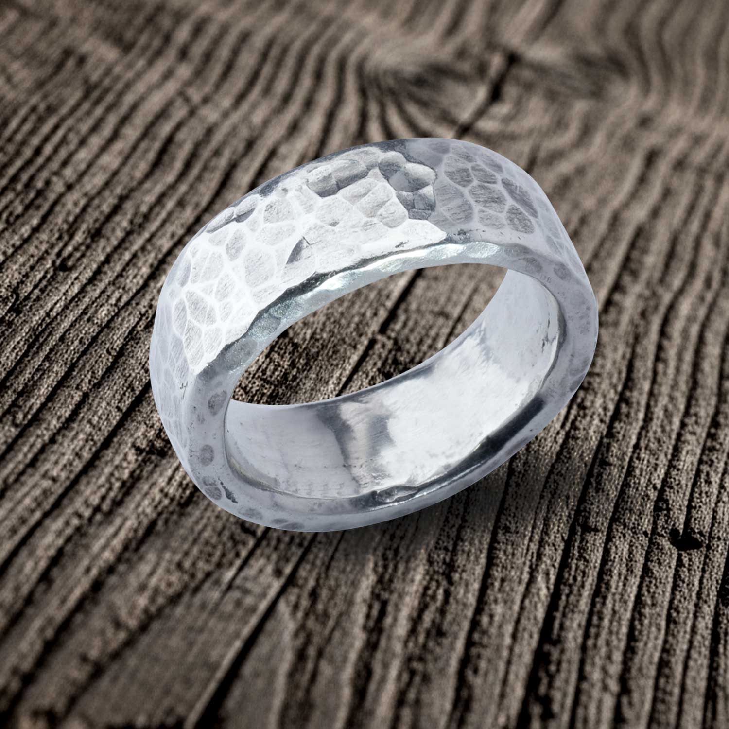 Bandring Wave, mit Wunschprägung gehämmert, Hauptansicht. 925er-Silber. Von Hand gehämmerte Struktur, jeder Ring ist ein Unikat. Von Neptunsgeschmeide. Hauptansicht.