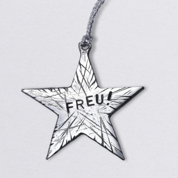 Baumschmuck Stern Freu!, Weihnachtsstern mit Frecher Textprägung und mit optionaler Wunschprägung aus Zinn. Maße ca. 8 x 8 cm. Von Neptunsgeschmeide. Hauptansicht liegend.