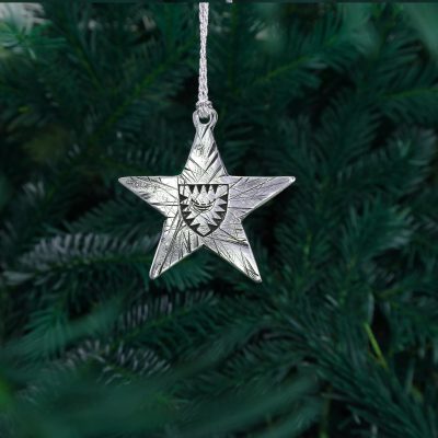 Baumschmuck Kieler Wappen, klassischer Weihnachtsstern aus Zinn, gefeilt. Mit Kieler Wappen geschwärzt. Neptunsgeschmeide.