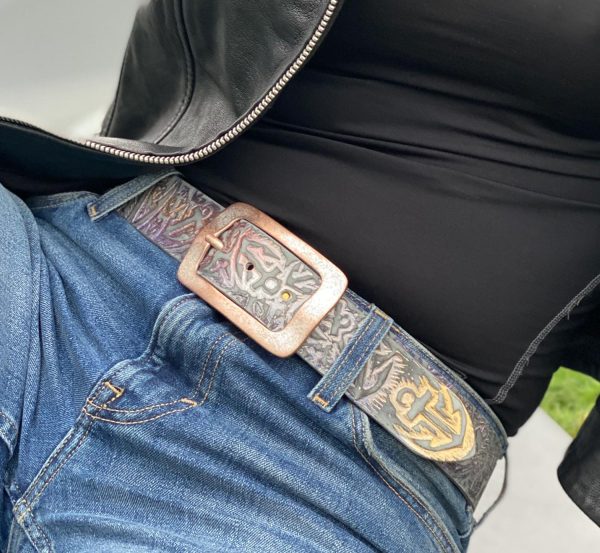 Hand-embossed belt with anchor motif, anchor belt multicolored with belt buckle Ebbe rose-colored. From Neptune Jewels. Picture shows a model sitting on an old timer truck in detail.