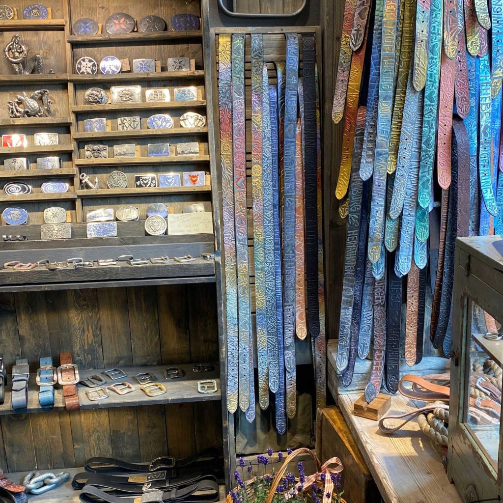 Bild zeigt im Detail Gürtelschließen und farbenfrohe Gürtelriemen im kleinen Ladengeschäft von Neptunsgeschmeide in Eckernförde.