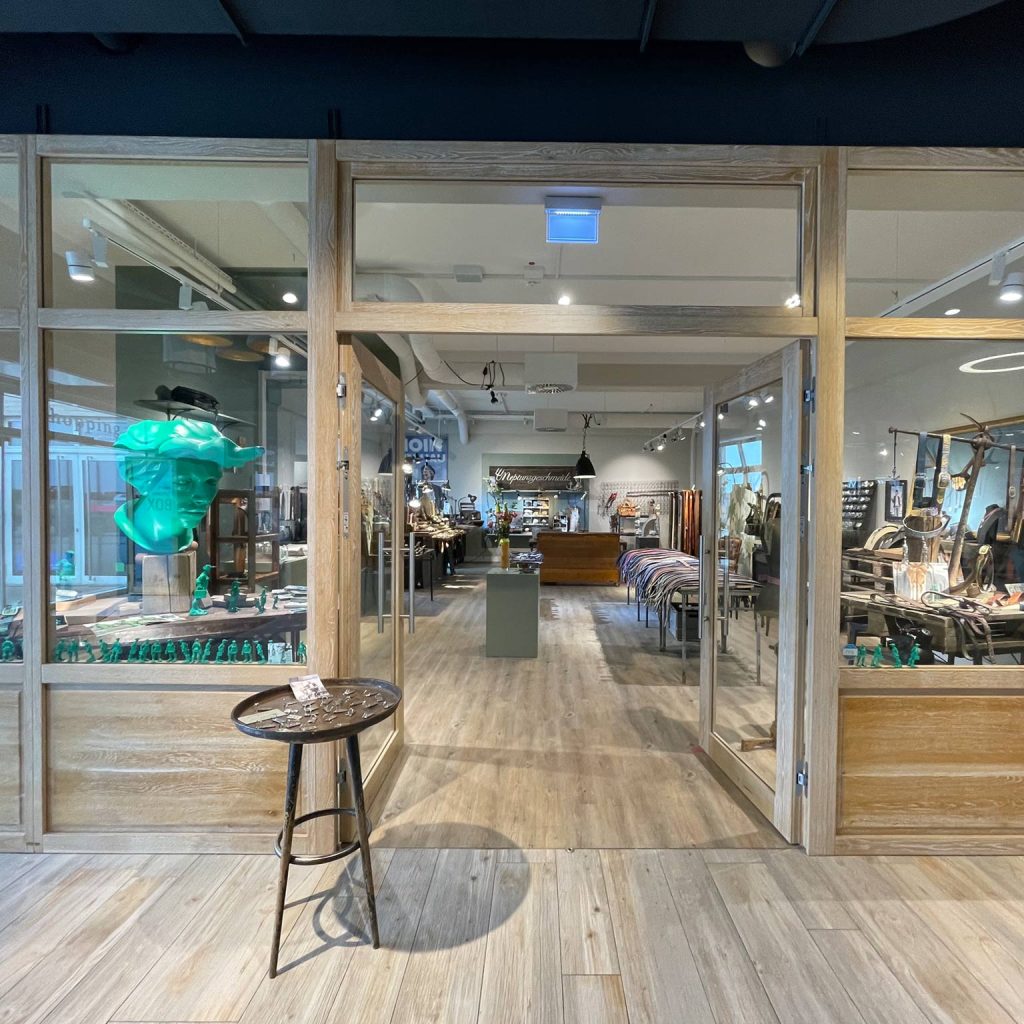 Bild zeigt den Eingang in den Pop Up Store von Neptunsgeschmeide in List auf Sylt.