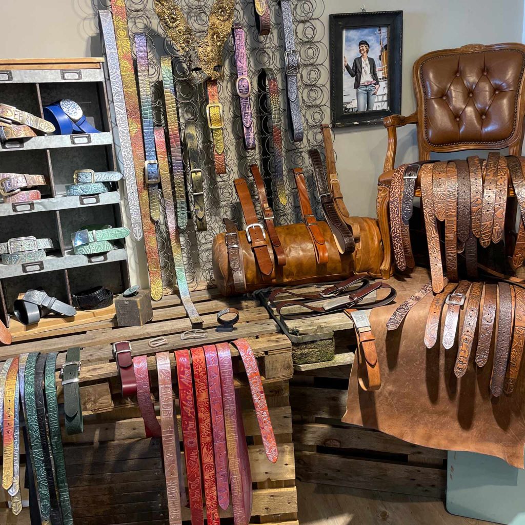 Bild zeigt im Pop Up Store von Neptunsgeschmeide in List auf Sylt eine Auswahl von Gürteln im Regal.