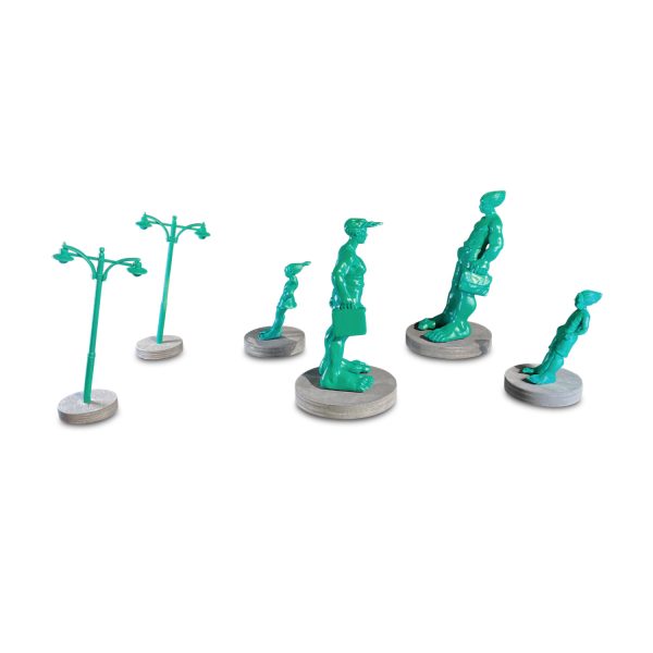 De Sylt grønne kæmper skabt af billedhuggeren Martin Wolke med titlen: "Rejsende kæmper i vinden" står sammen som en komplet familie i en miniatureudgave på ca 10 cm høj, individuelt på små bunde i en gruppe.