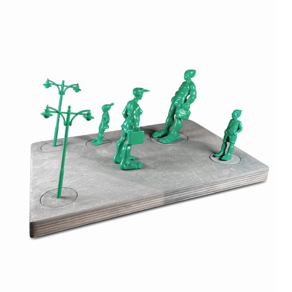 De Syltgrønne kjempene skapt av billedhuggeren Martin Wolke med tittelen: «Reisende kjemper i vinden» står sammen som en komplett familie i en miniatyrversjon, ca 10 cm høy, på en samleplate i tre.