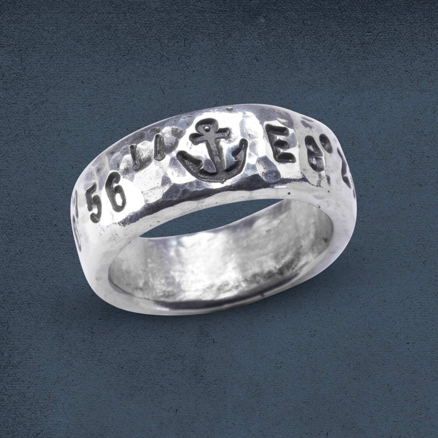 Bandring mit Wunsch Koordinaten von Neptunsgeschmeide. Gehämmerte und polierte Oberfläche.