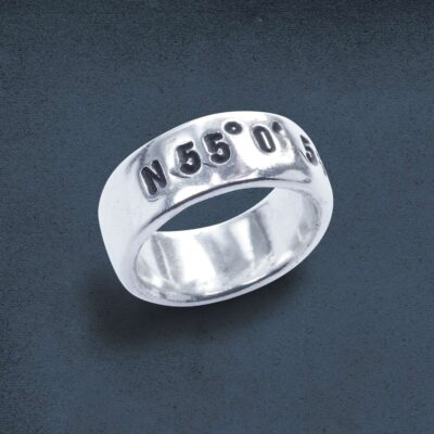 Koordinaten Bandring von Neptunsgeschmeide mit polierter Oberfläche. Gegossen aus Silberzinn.