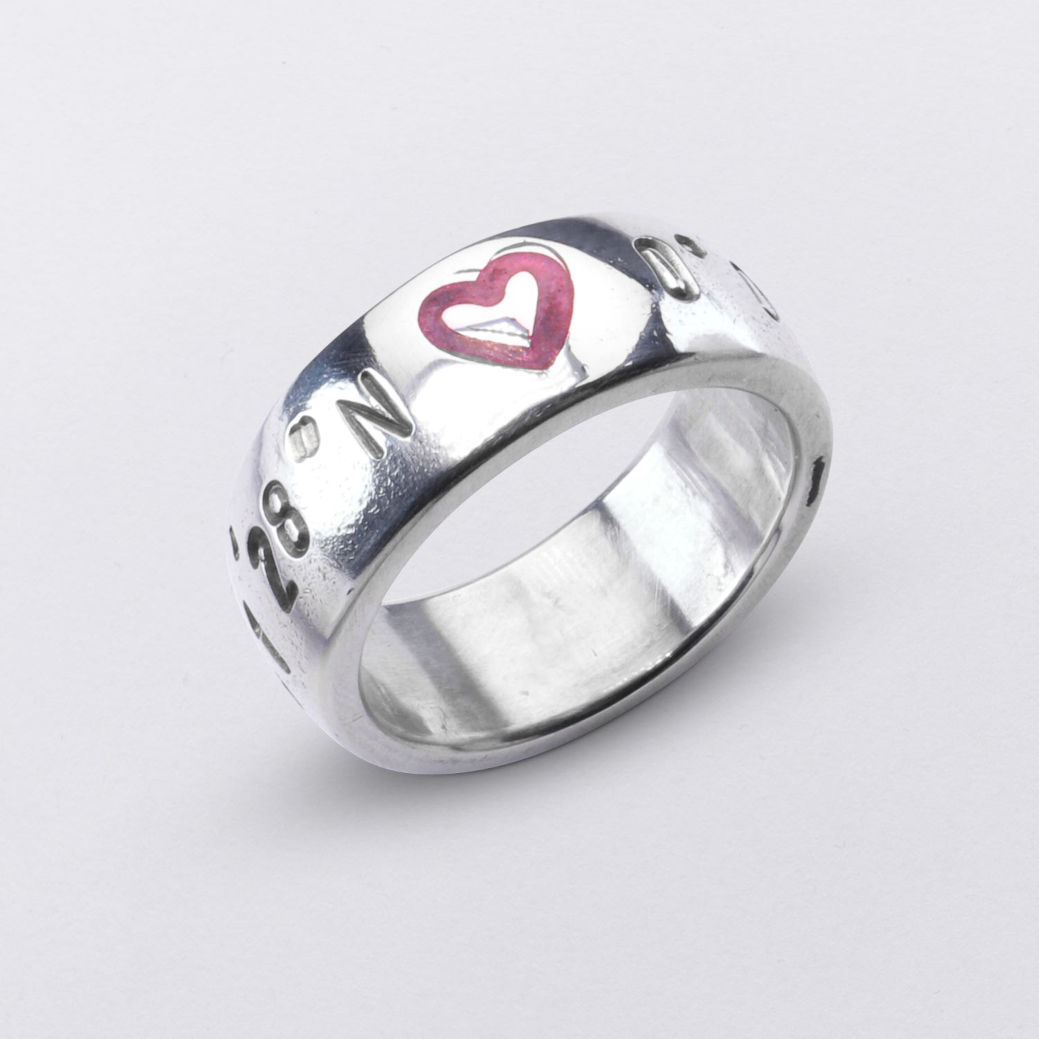 Koordinaten Bandring von Neptunsgeschmeide mit polierter Oberfläche und Herzsymbol mit pinker Gießharzfüllung. Angefertigt in Zinn.