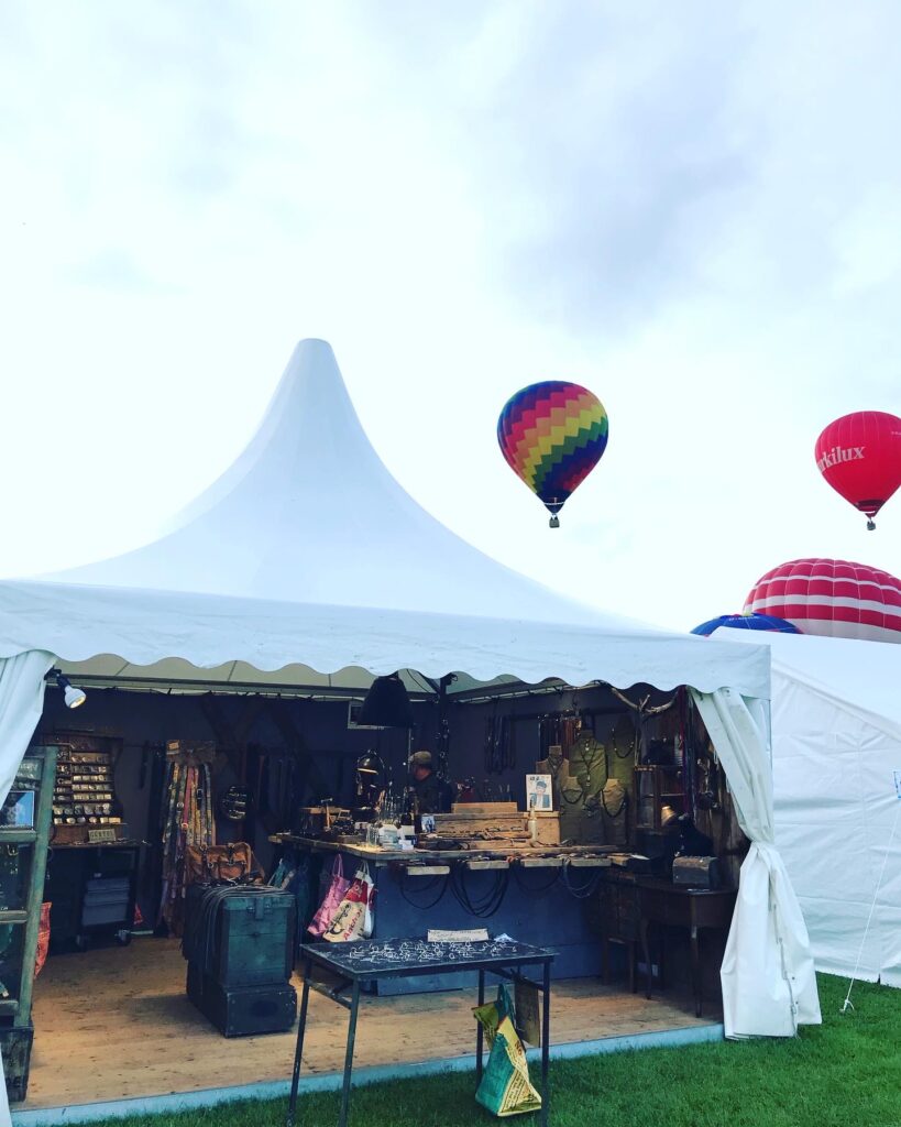Neptunsgeschmeide, Atelier auf Reisen. Ausstellung im Zelt auf der Baloon-Sail in Kiel.