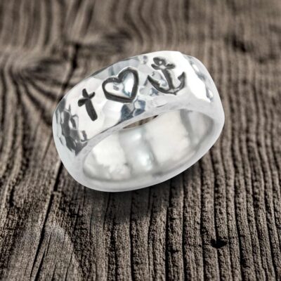 Bandring von Neptunsgeschmeide mit: Glaube, Liebe, Hoffnung Prägung. Gehämmerte und polierte Oberfläche.