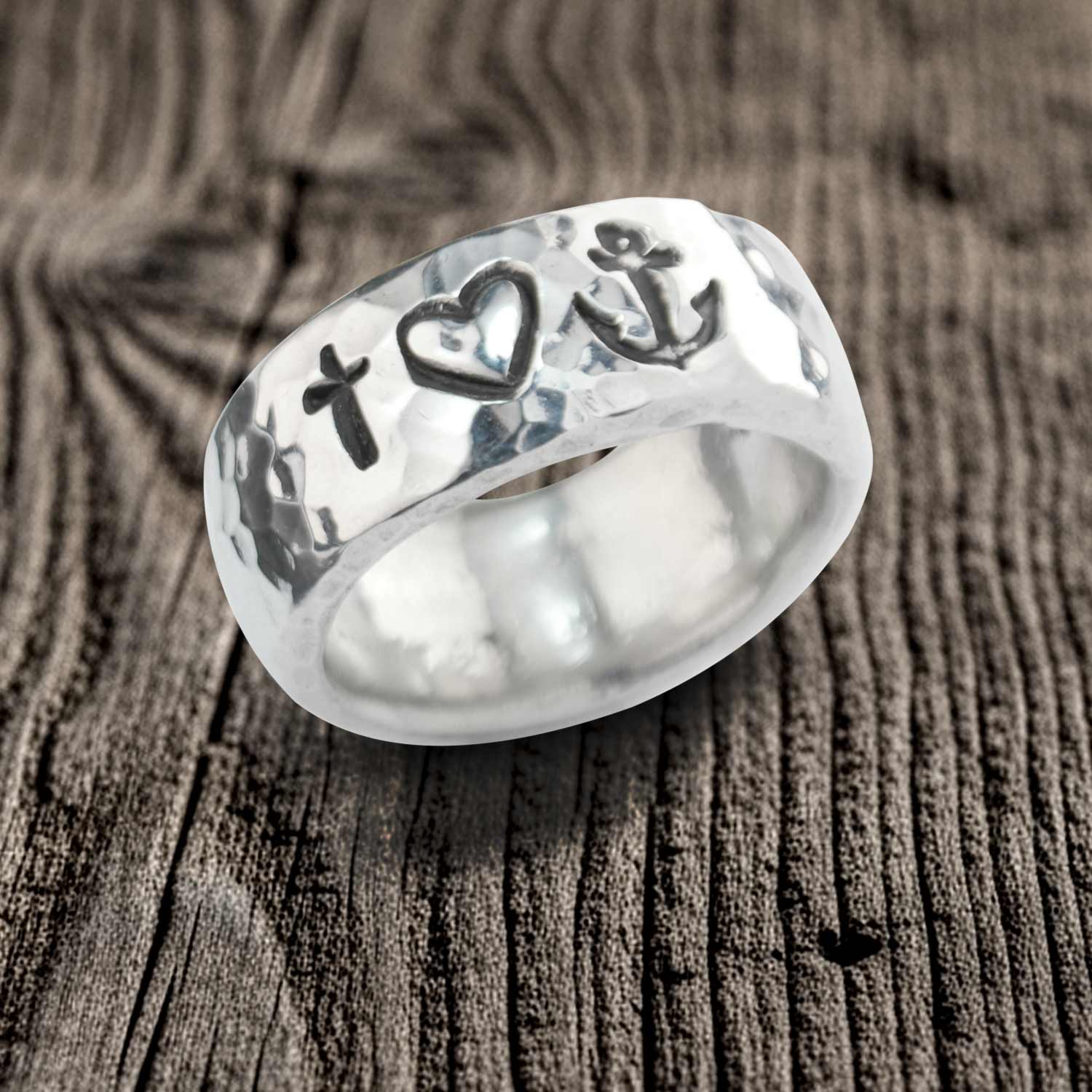 Bandring von Neptunsgeschmeide mit: Glaube, Liebe, Hoffnung Prägung. Gehämmerte und polierte Oberfläche.