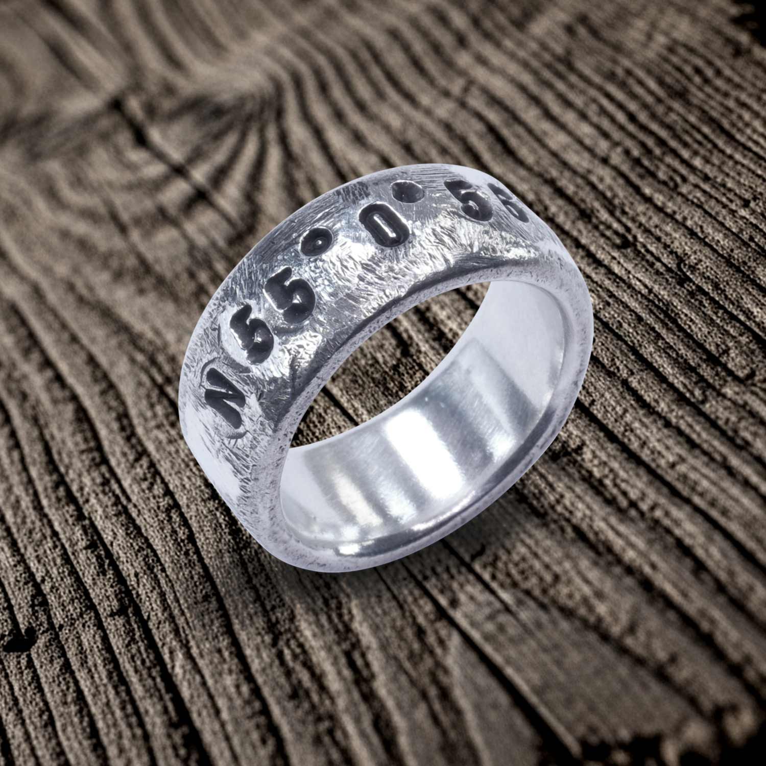 Koordinaten Bandring von Neptunsgeschmeide mit vintage gefeilter Oberfläche. Angefertigt in 925er-Silber.