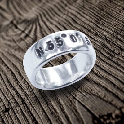 Koordinaten Bandring von Neptunsgeschmeide mit polierter Oberfläche. Angefertigt in 925er-Silber.