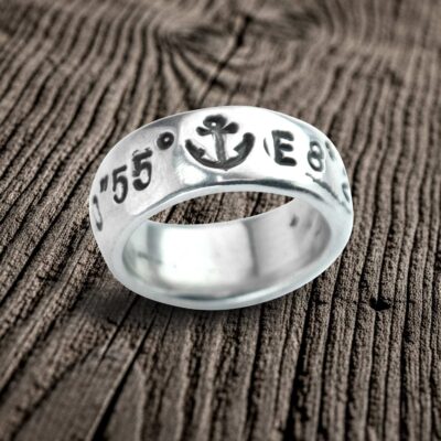 Koordinaten Bandring von Neptunsgeschmeide mit polierter Oberfläche und Ankersymbol. Angefertigt in 925er-Silber.