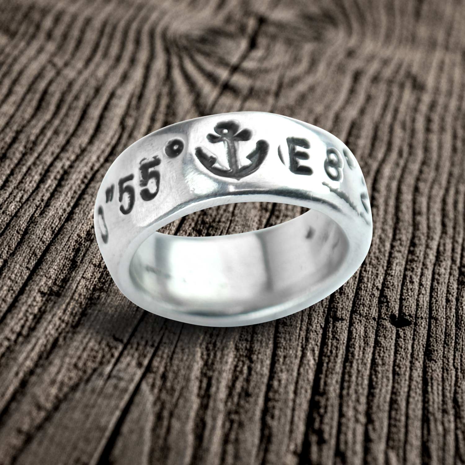 Koordinaten Bandring von Neptunsgeschmeide mit polierter Oberfläche und Ankersymbol. Angefertigt in 925er-Silber.