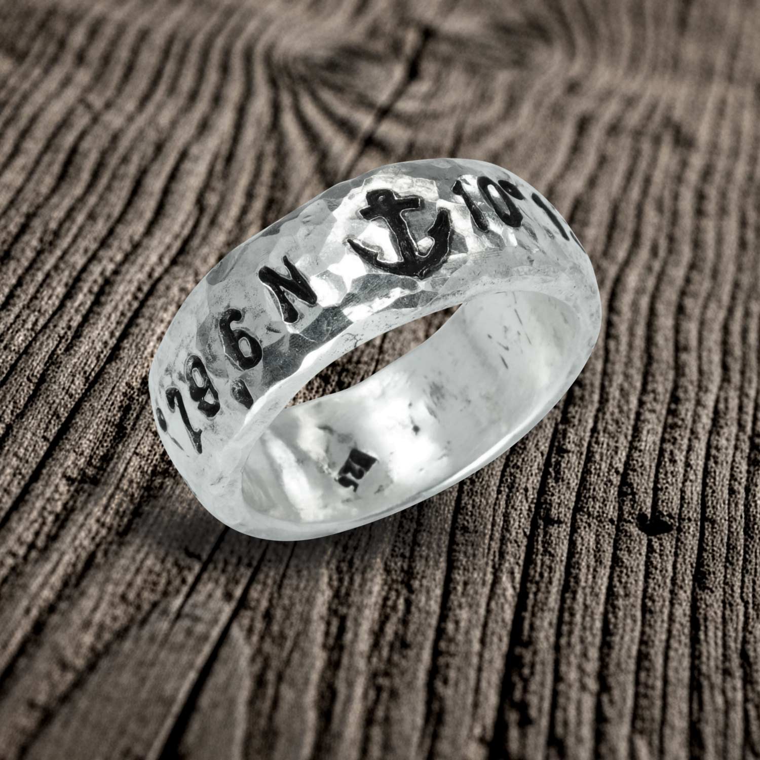 Bandring mit Wunsch Koordinaten von Neptunsgeschmeide. Gehämmerte und polierte Oberfläche.