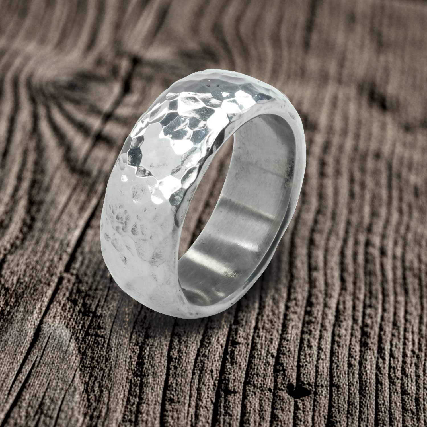 Bandring von Neptunsgeschmeide mit: Wave Prägung. Gehämmerte und polierte Oberfläche.