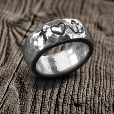 Bandring von Neptunsgeschmeide mit: Glaube, Liebe, Hoffnung Prägung. Gehämmerte und polierte Oberfläche.