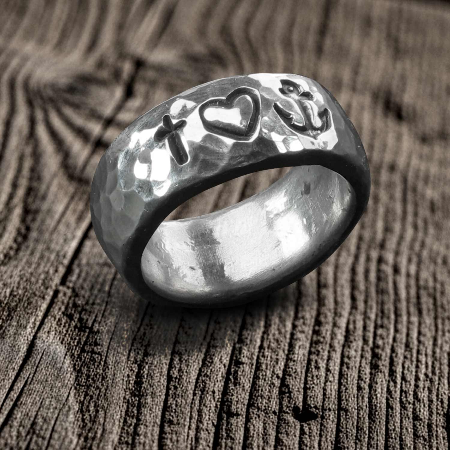 Bandring von Neptunsgeschmeide mit: Glaube, Liebe, Hoffnung Prägung. Gehämmerte und polierte Oberfläche.