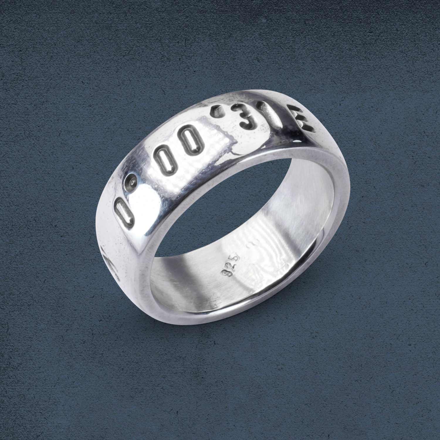 Koordinaten Bandring von Neptunsgeschmeide mit polierter Oberfläche und Herzsymbol mit pinker Gießharzfüllung. Angefertigt in 925er-Silber.